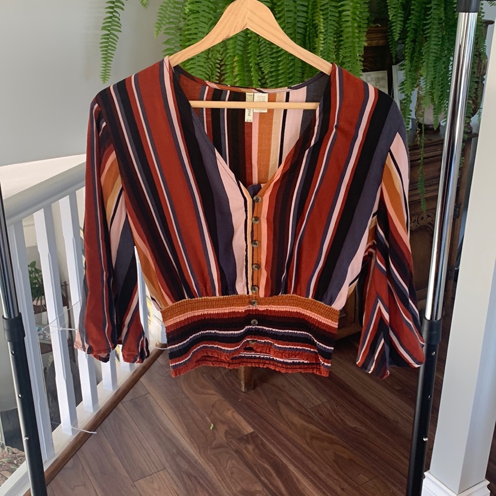 Cropped top with loose sleeves.